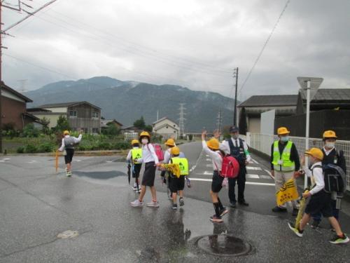 下校する児童に対する交通安全指導