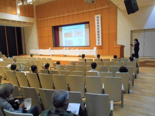 令和４年度発掘調査報告会の会場の写真です。