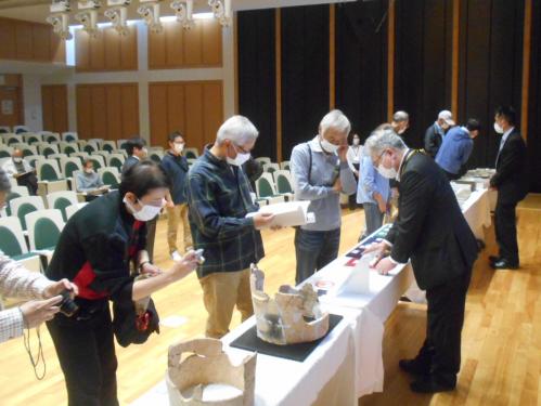 令和4年度発掘調査報告会の遺物展示の写真です。