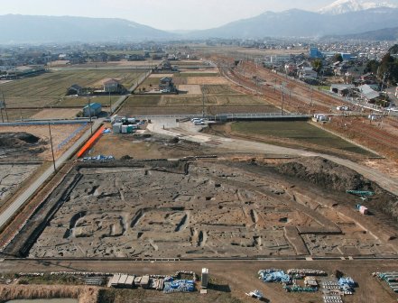 平成21年度発掘区近景（東から撮影、写真右上は伊吹山）1