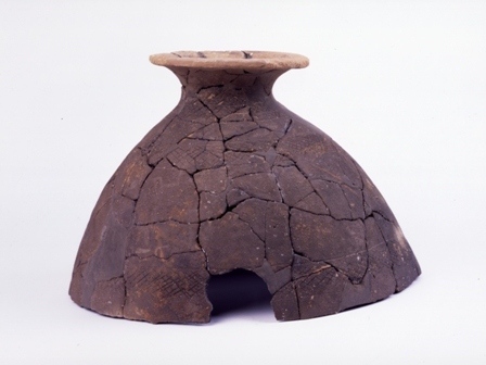 竪穴住居跡から出土した弥生時代中期の壺