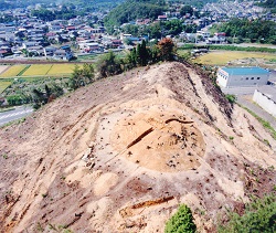 元三ヶ根古墳群の1号古墳遠景の写真です