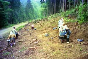 平成8年に調査した片山城跡の発掘作業風景の写真です