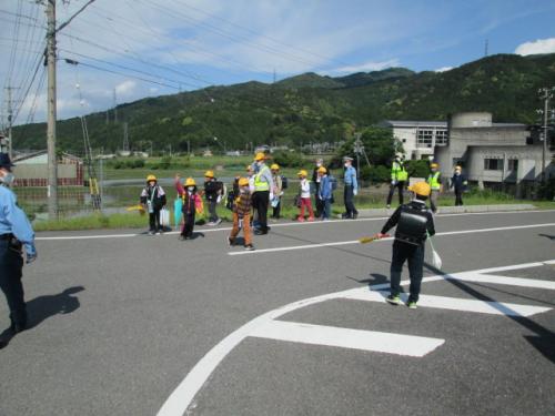 下校指導後に交通安全に気を付けて下校