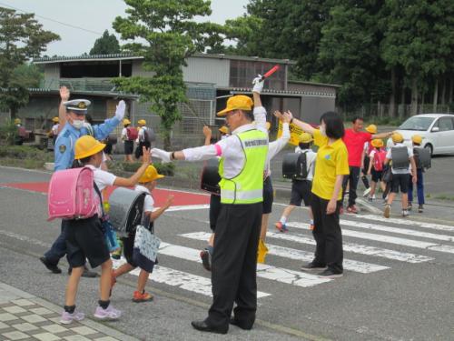 多良小で下校指導