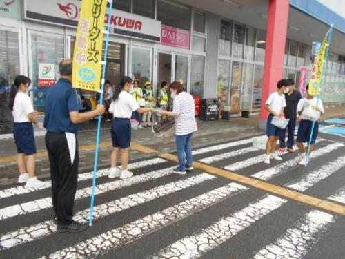 店頭でチラシなど配付し交通安全を呼び掛け