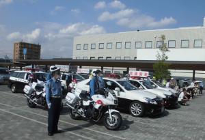 出発式に整列する警察官と関係団体