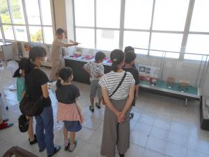 本館展示見学の様子