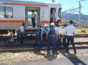 負傷者を救護している状況