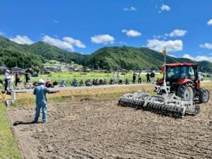 ロボットトラクタとレーザーレベラによる整地