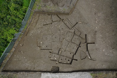 白石道遺跡の重複した竪穴建物