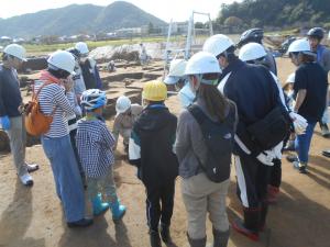 遺跡や調査方法の説明を聞く様子です