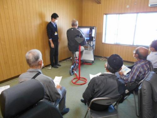 自転車シミュレーターで危険を体感