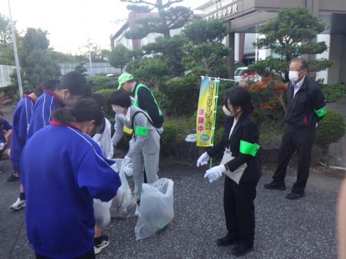 高田中学校MSJリーダーズのよる清掃活動（ごみの分別）