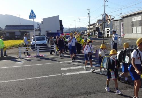 横断歩道を渡る児童へ交通安全指導と見守り活動