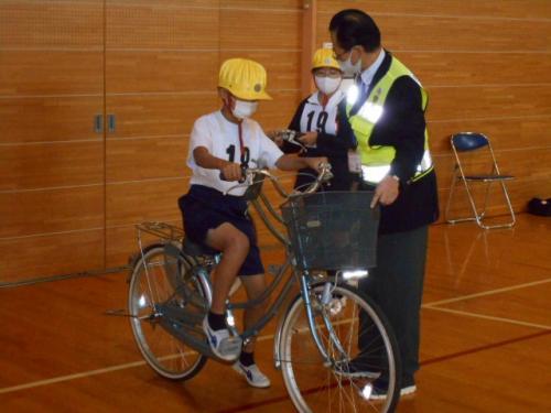 児童が自転車に乗車し講習を受けている
