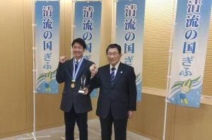 「第44回全日本ジュニア選抜室内テニス選手権大会」の男子シングルスで優勝された桃山晃選手が、報告