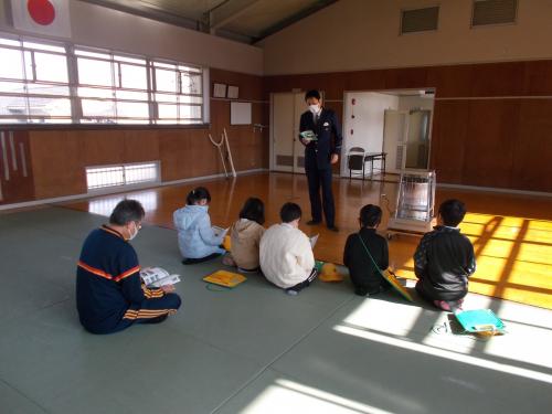 一ノ瀬小学校の生徒が警察署見学