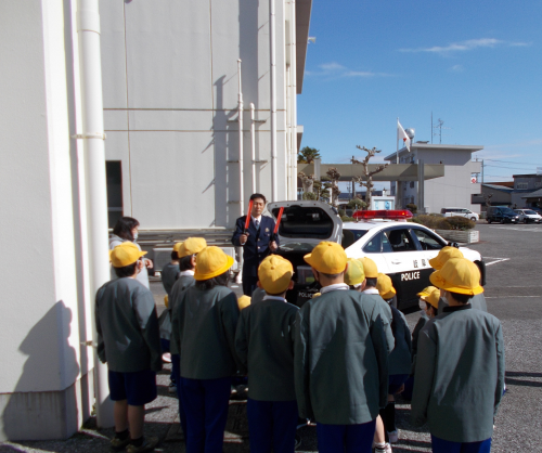 養老小学校の生徒がパトカーを見学している様子