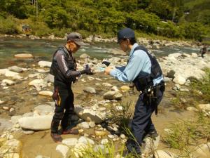チラシを渡す警察官
