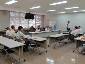 沖縄県庁において、さとうきびが基幹作物となっている、など気候による違いなど、沖縄県の農業・林業の特徴について、説明を受ける委員