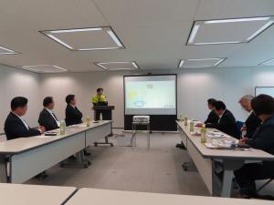 大垣市情報工房において、市のデジタル推進に向けた取組みやデジタルひろばの概要について説明を受ける委員