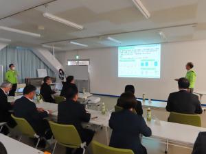 イビデンオアシス株式会社青柳事業場において、障がい者の職業的自立を支援する取組みなどについて説明を受ける委員