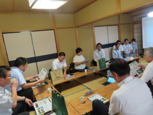 御嵩町内おいて、亜炭鉱廃坑跡対策における防災工事の進捗状況などについて説明を受ける委員