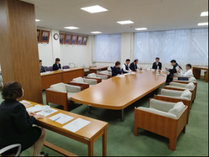 福島県庁において、東日本大震災からの復興状況や震災対策などにについて説明を受ける委員