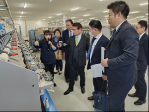 浅野撚糸株式会社 フタバスーパーゼロミルにおいて、復興に向けた産業進出の取組みなどについて説明を受ける委員