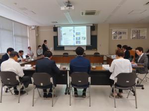 岐阜県東部地域7市4町の約50万人に水道水を供給する東部広域水道事務所の取組や、能登半島地震における給水支援の取組等の説明を受ける委員