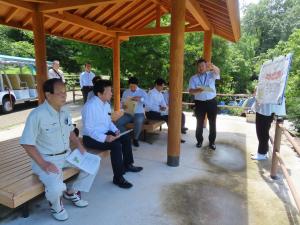 ぎふ清流里山公園において、令和7年度開催予定の全国都市緑化ぎふフェアにむけた園内整備状況等の説明を受ける委員