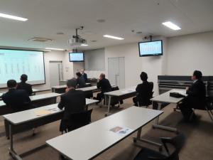 一宮高速道路管理室の業務内容や高速道路での交通事故発生状況等について説明を受ける委員