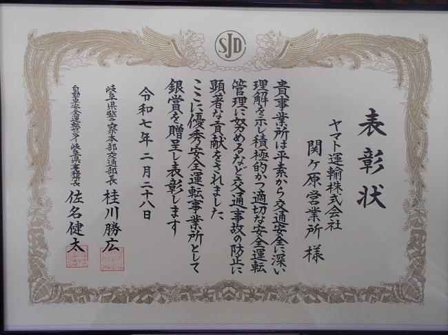 ３