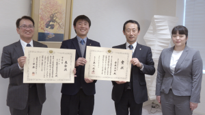 知事と齋藤さん、学校関係者が記念写真