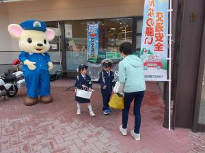 画像（園児等がチラシを配りをする状況）