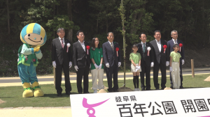 植樹記念撮影の様子
