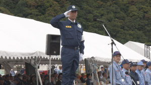 演習であいさつをする江崎知事
