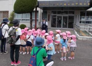 画像（金山交番見学に園児来訪）