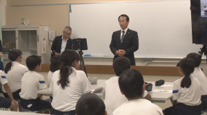視察に訪れた知事