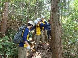 画像（背負い搬送訓練下山）