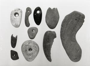 発掘調査で出土した石製品の写真です