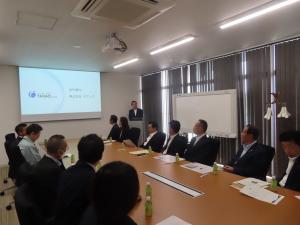 タナックテクノロジーセンターにおいて、健康経営の取組状況等について説明を受ける委員