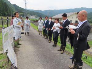 揖斐川町谷汲岐礼地区において、「田んぼダム」の取組について、説明を受ける委員