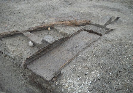 棺材がよく残った状態でみつかった木棺墓（SZ155）