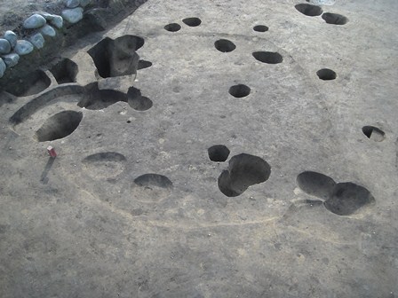 縄文時代の竪穴建物跡の写真