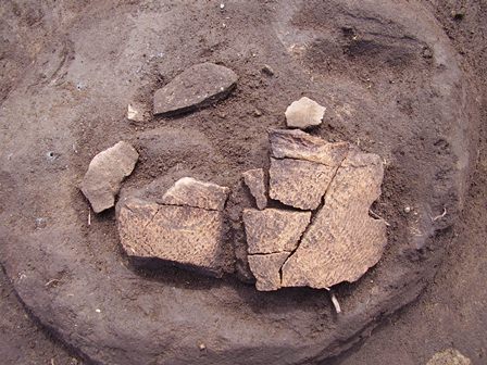 竪穴建物内で出土した縄文土器の写真