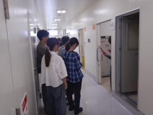 所内見学の様子