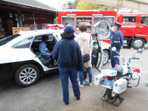 「もんでこかみいしづ」でのパトカー展示の様子