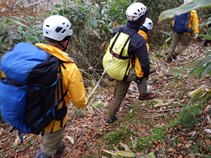 画像(背負い搬送訓練の状況)